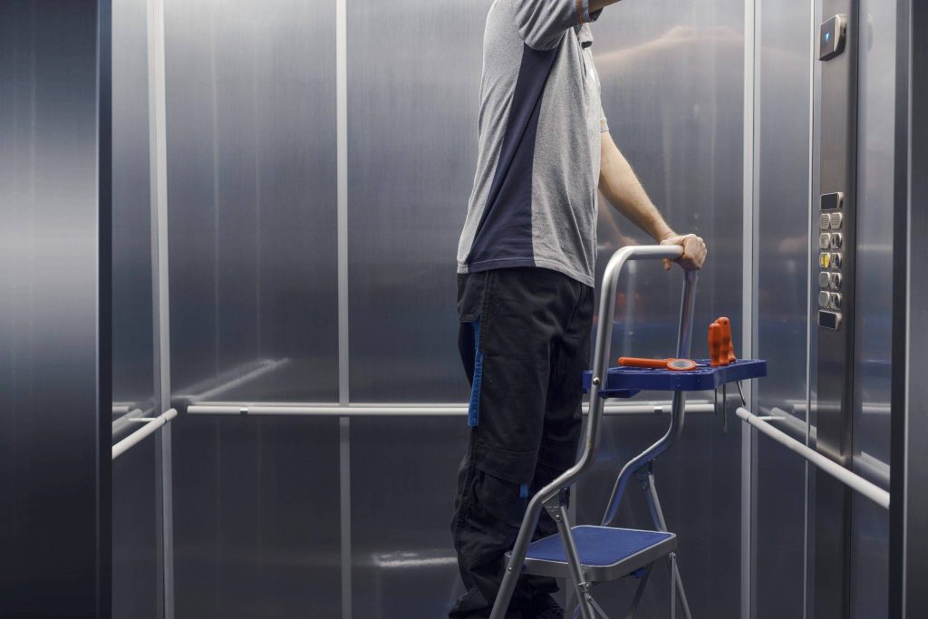 obblighi normativi per la manutenzione degli ascensori e dei montascale